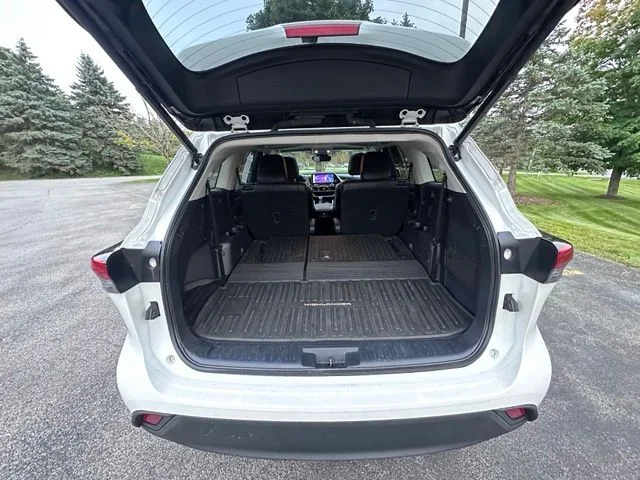 Used 2023 Off-white Toyota XLE image 10