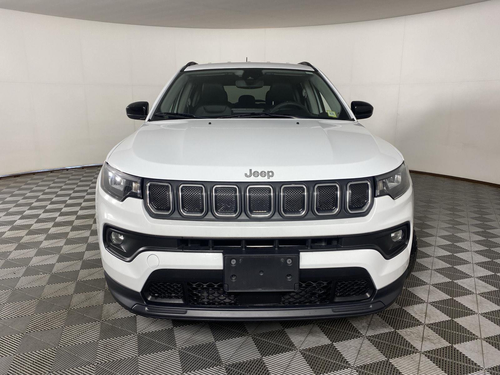 Used 2022 Bright White Clearcoat Jeep Latitude image 2