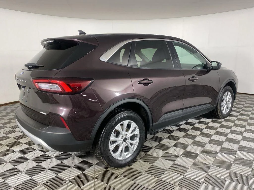 Used 2023 Cinnabar Red Ford Active image 9