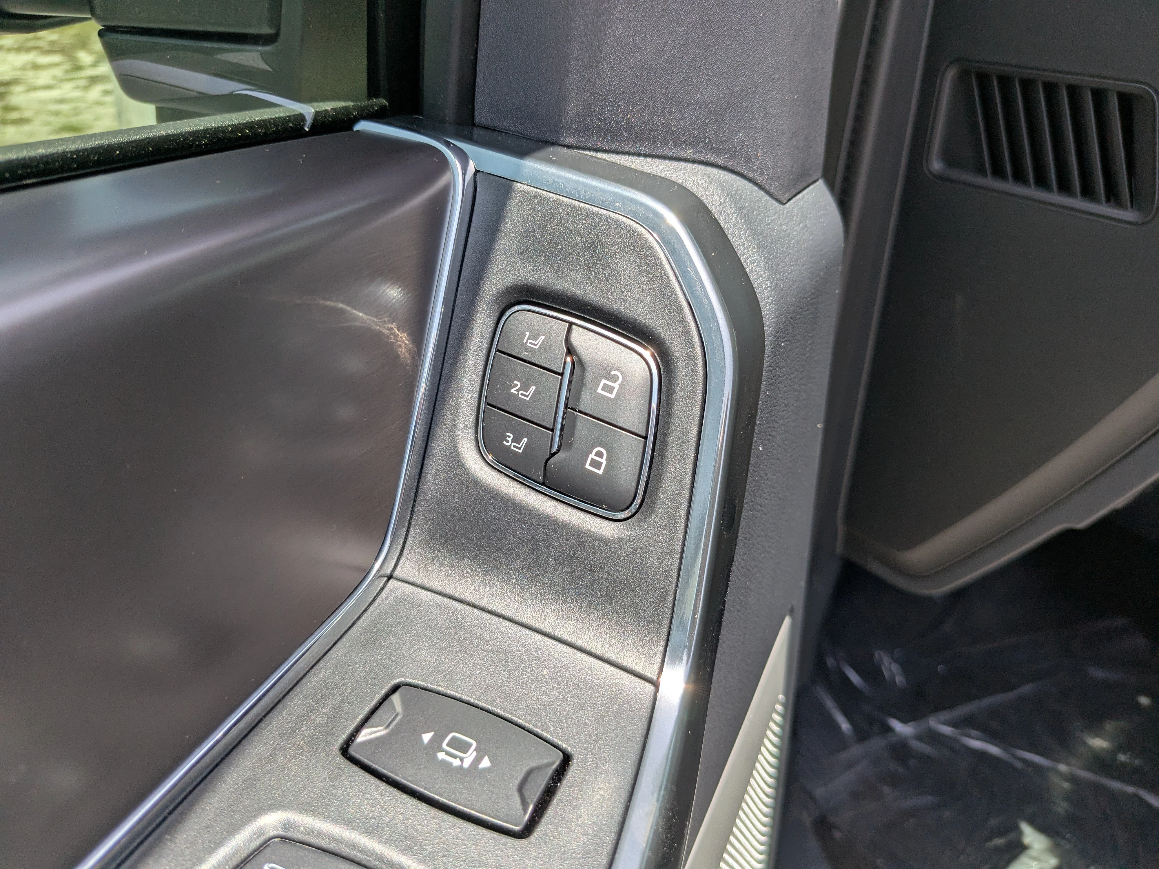 New 2026 Star White Metallic Tri-Coat Ford F-250® Platinum® image 21