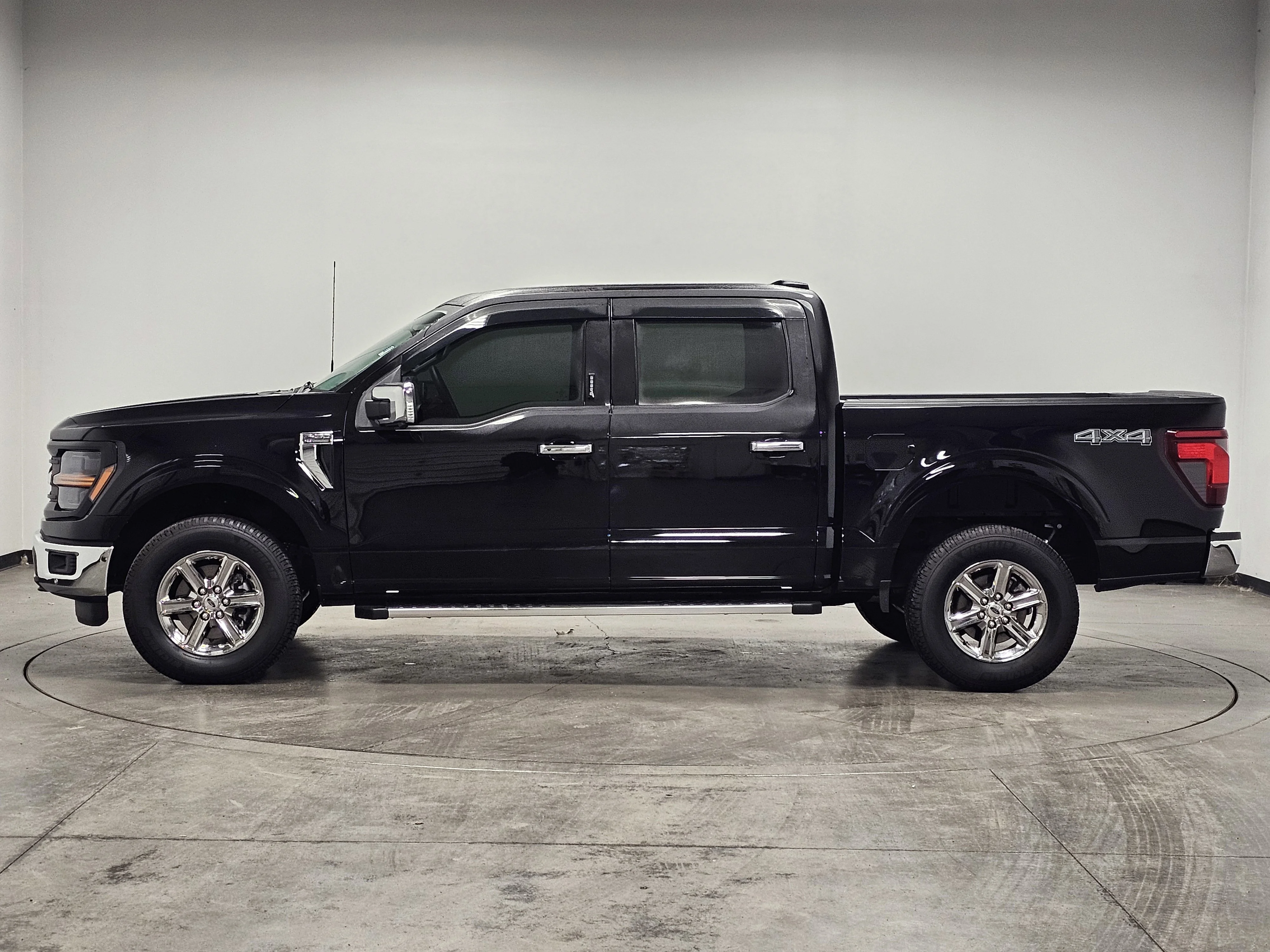 Used 2024 Agate Black Metallic Ford XLT image 5