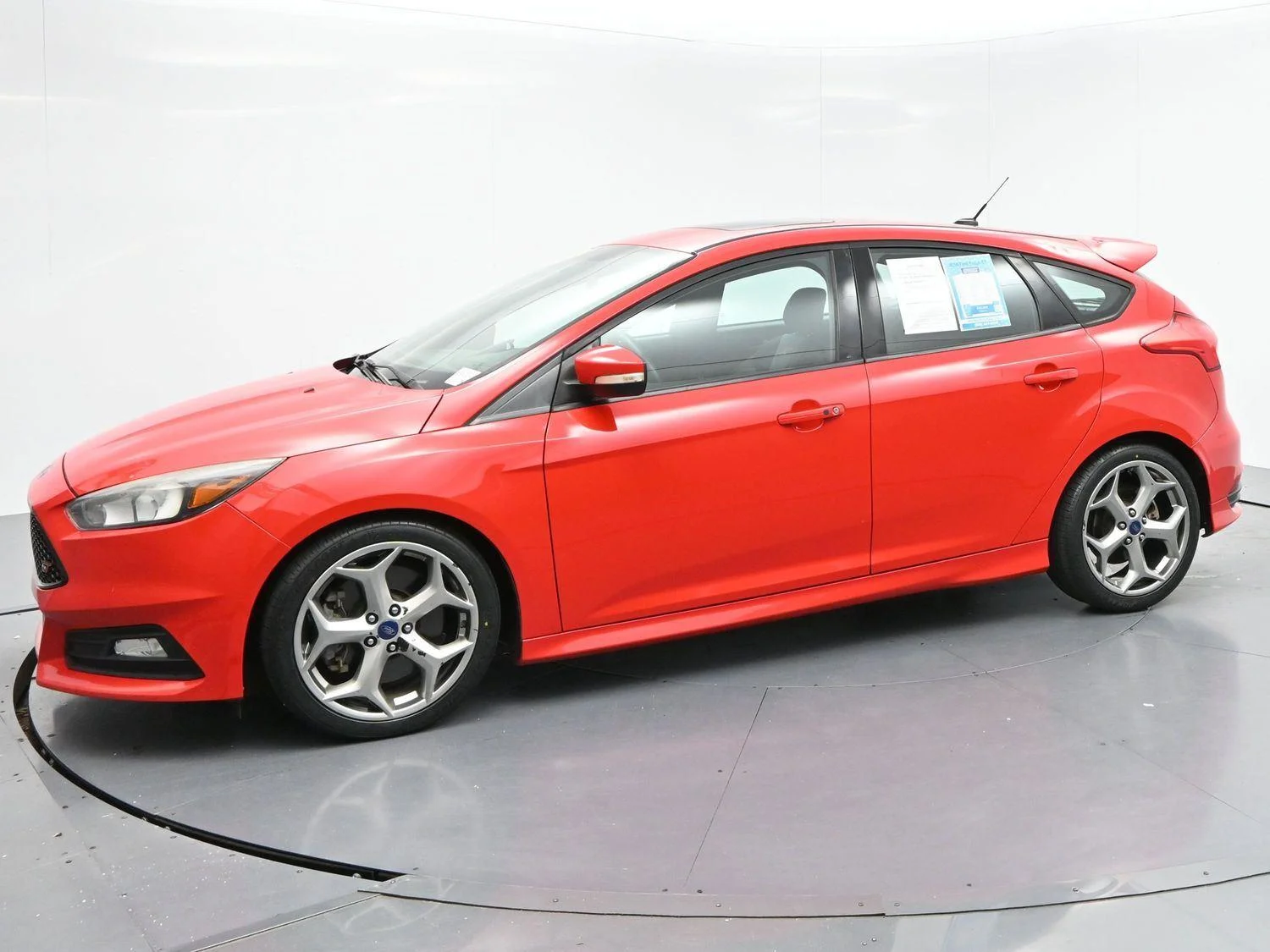 Used 2016 Race Red Ford ST image 4