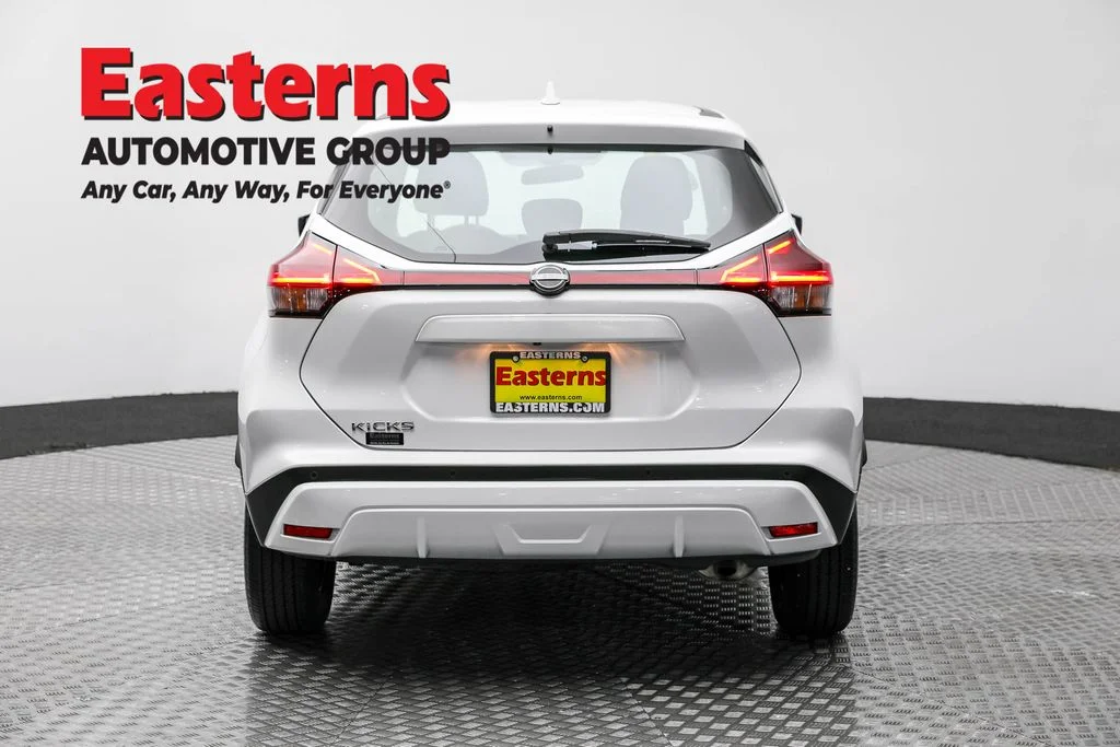 Used 2022 White Nissan S image 6