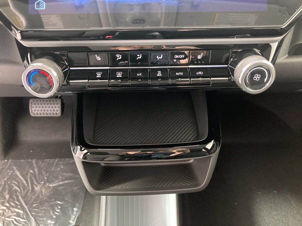 New 2027 Summit White Chevrolet LT image 7