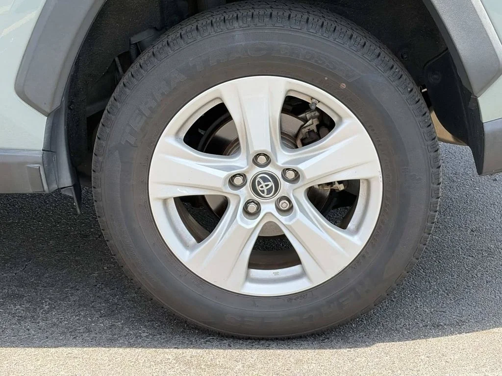 Used 2019  Toyota XLE image 12