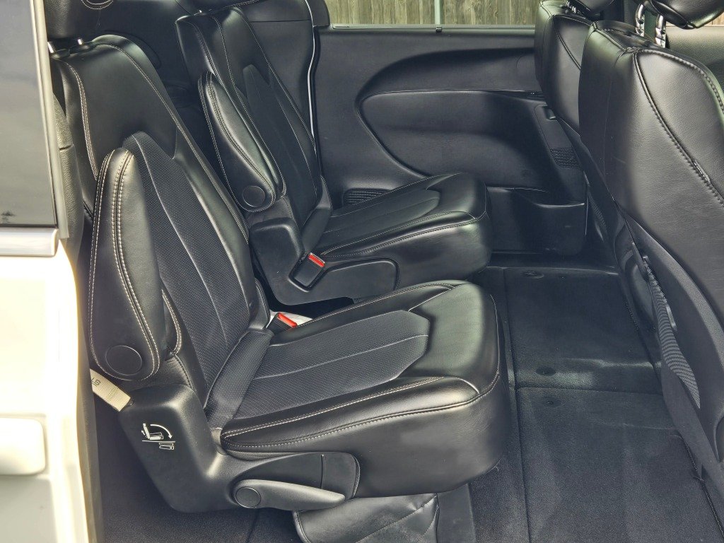 Used 2025 White Chrysler Select image 8