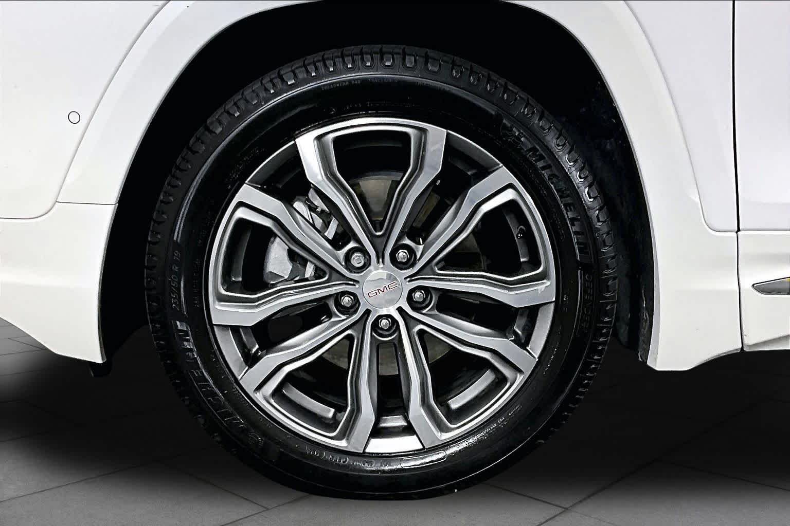Used 2020 WHITE FROST TRICOAT GMC Denali image 10
