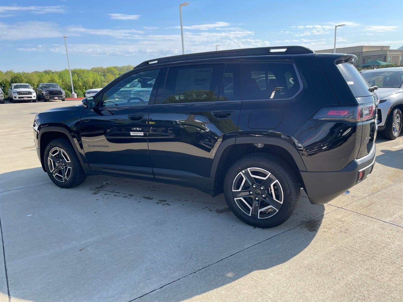 New 2026 Diamond Black Crystal Pearlcoat Jeep Laredo image 2