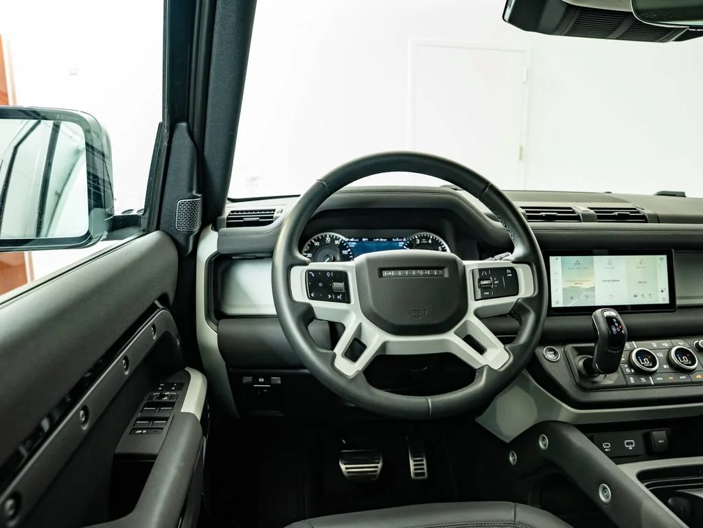 Used 2023 Black Land Rover S image 31