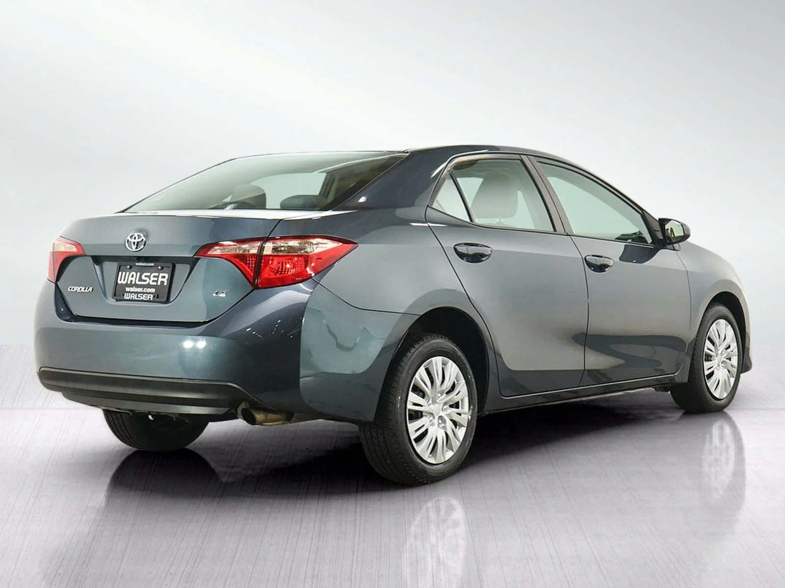 Used 2017  Toyota LE image 5