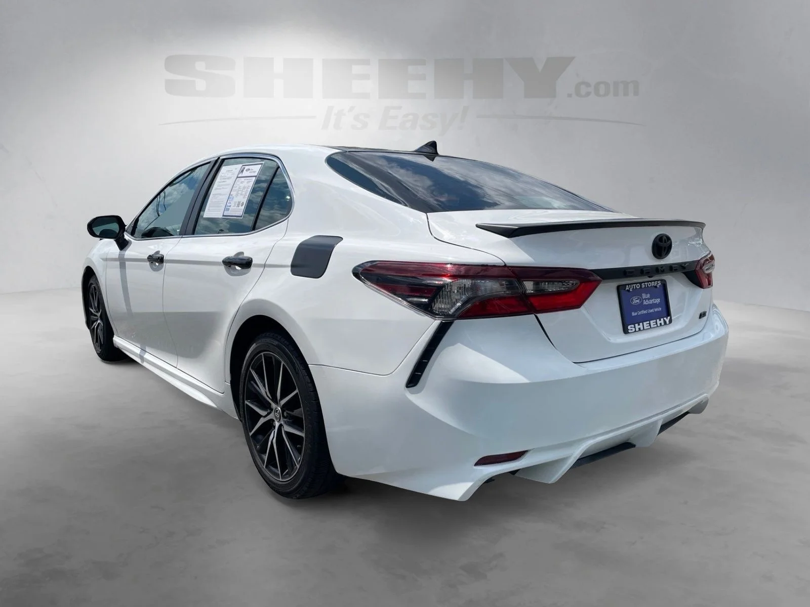 Used 2021 White Toyota SE image 5