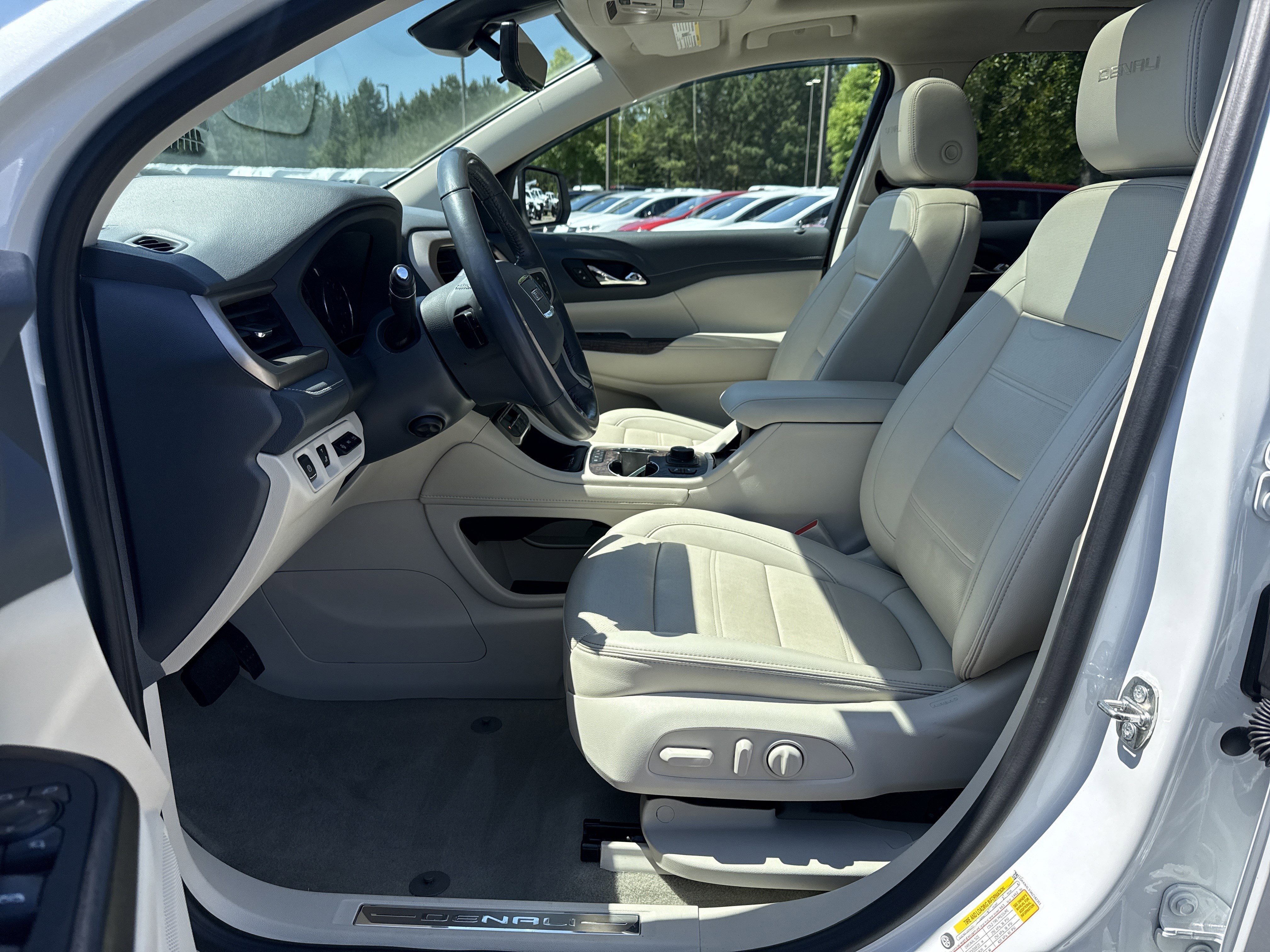 Used 2022 White Frost Tricoat GMC Denali image 9