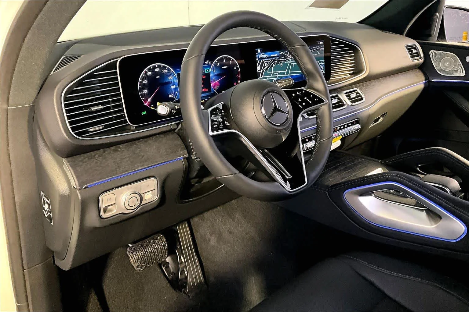 New 2026 MANUFAKTUR Moonlight White Magno Mercedes-Benz GLE 350 image 9