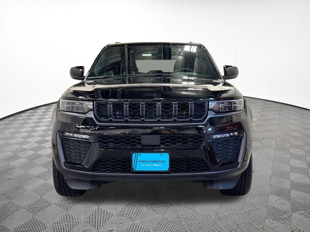 New 2026 Diamond Black Crystal Pearl-Coat Exterior Paint Jeep Limited image 2
