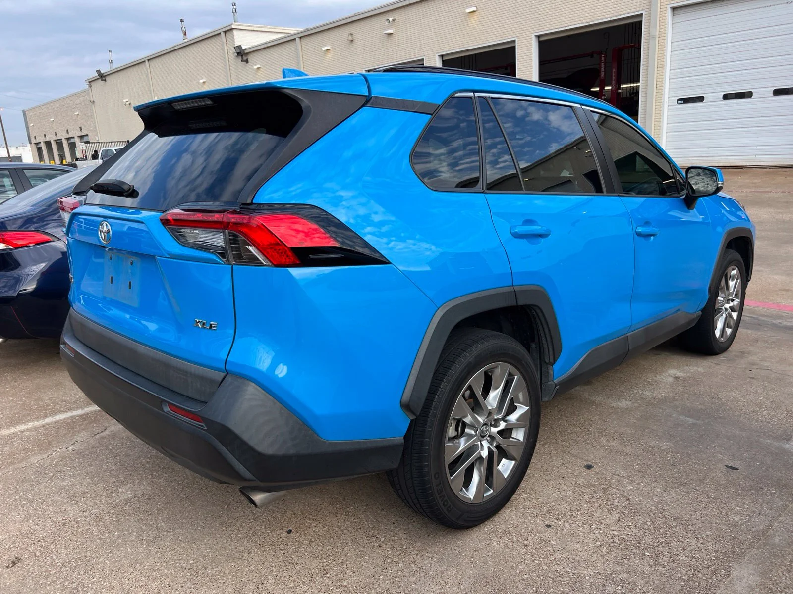 Used 2021 Blue Toyota XLE Premium image 9