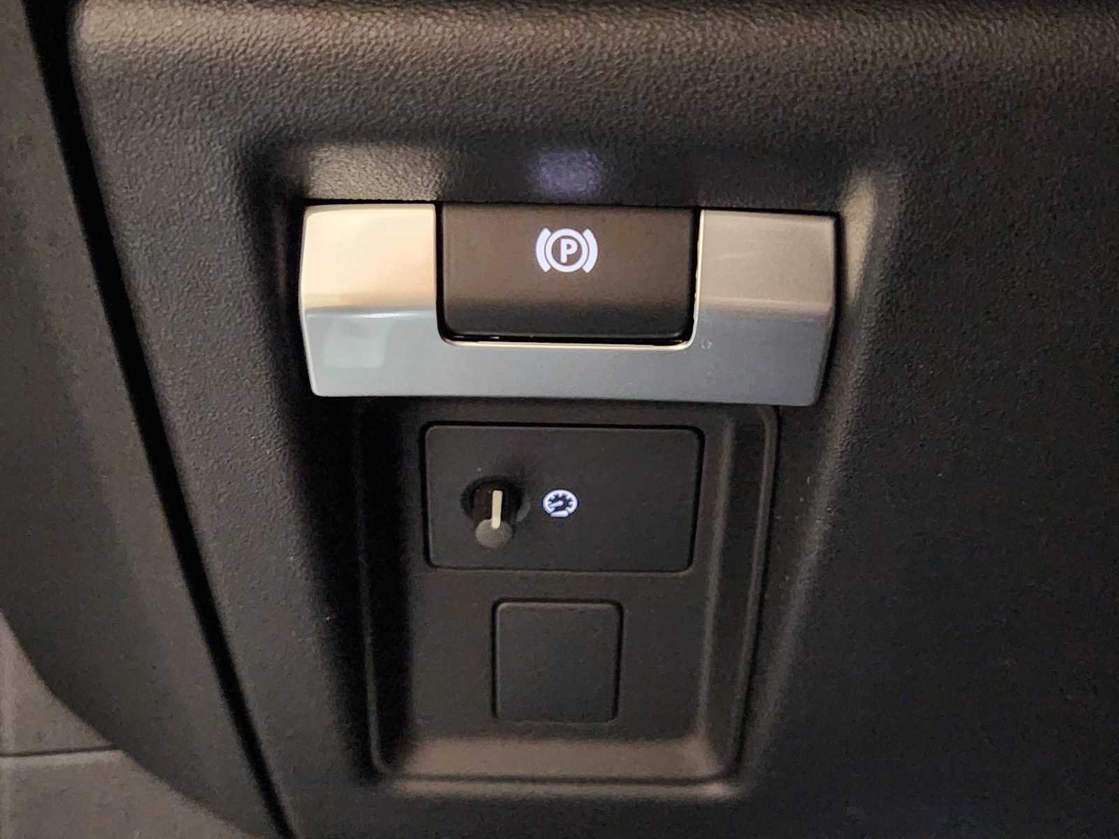 New 2026 Fuji White Land Rover V8 image 22