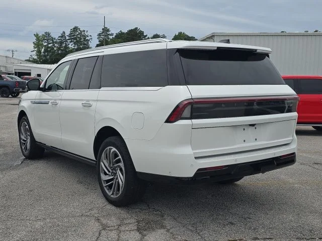 Used 2025 White Lincoln Reserve image 3