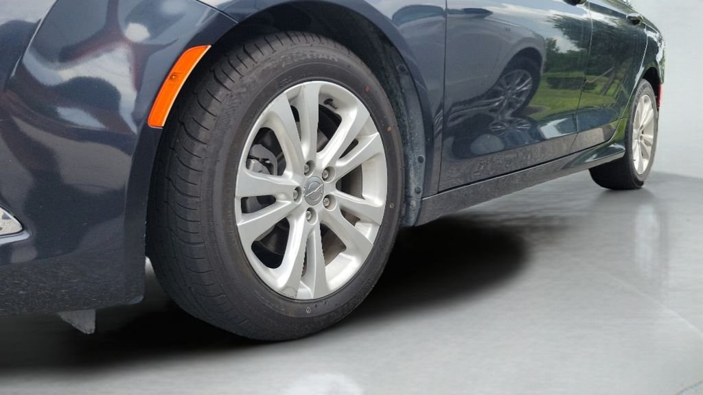 Used 2017 Gray Chrysler Limited image 4