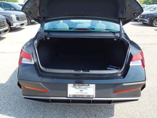 New 2026 Abyss Black Hyundai SE image 11