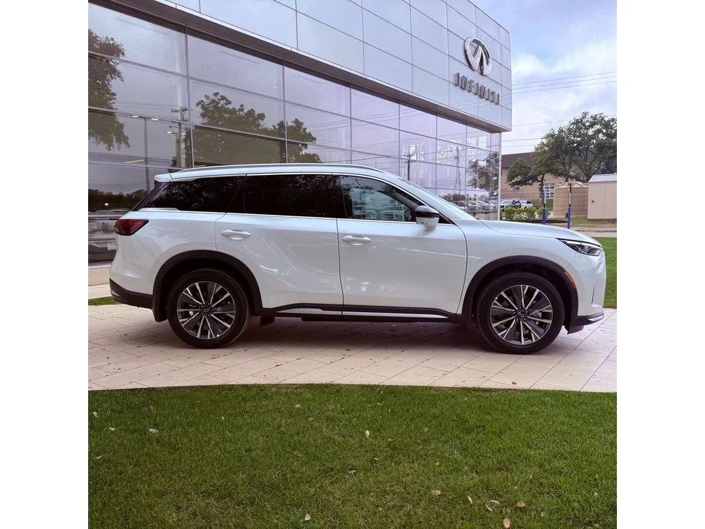 New 2026 Radiant White INFINITI Luxe AWD image 5