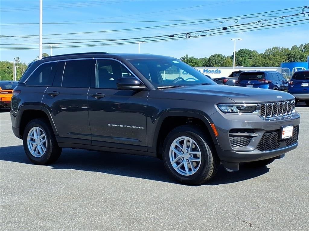 New 2026 Baltic Gray Metallic Clear-Coat Exterior Paint Jeep Laredo image 2