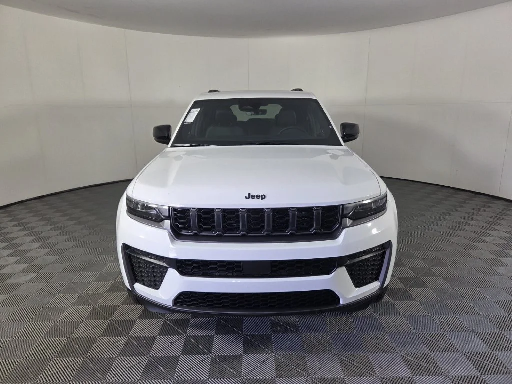 New 2026 Bright White Clear-Coat Exterior Paint Jeep Laredo Altitude image 3