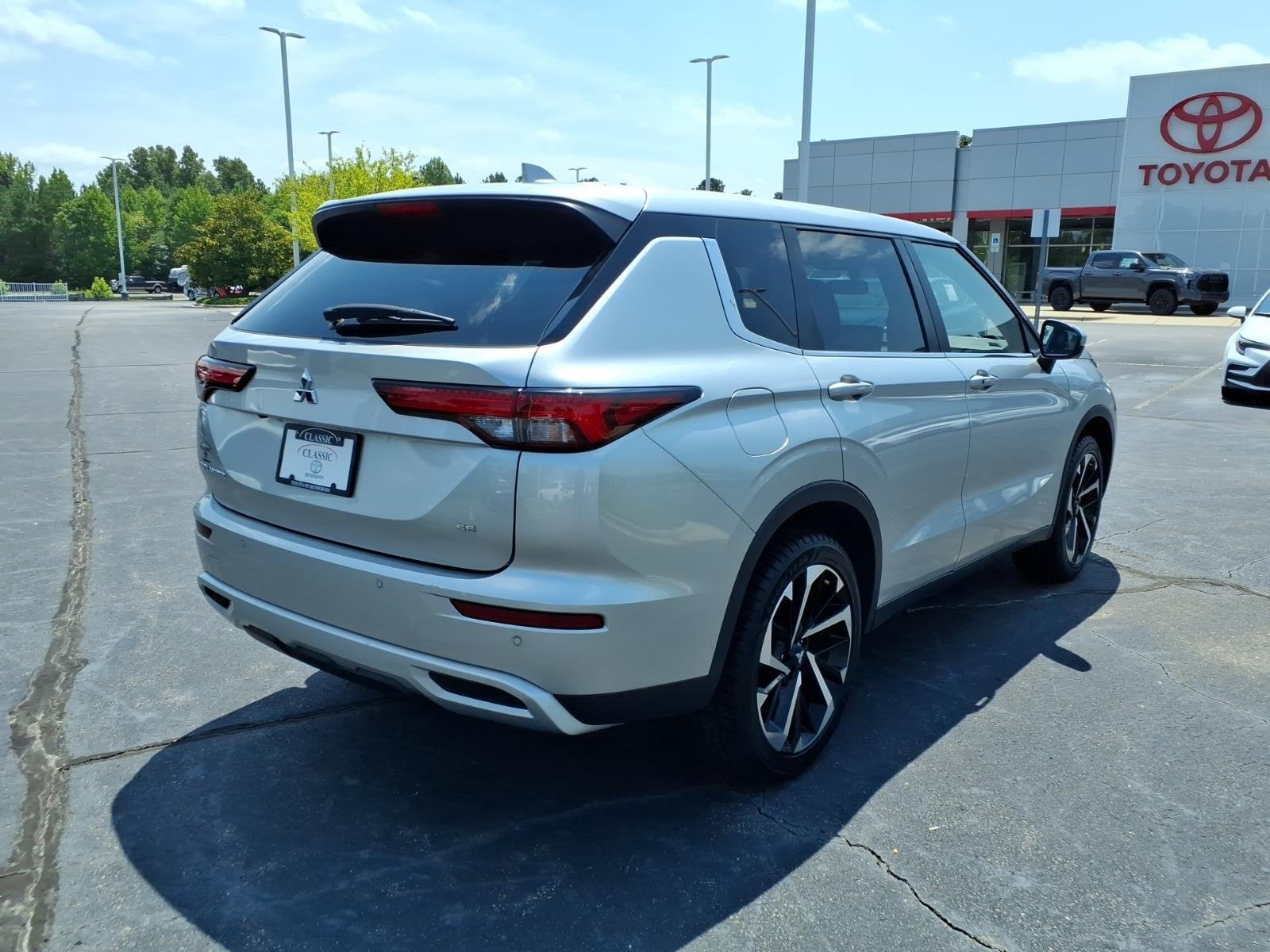 Used 2023 Alloy Silver Metallic Mitsubishi SE image 2