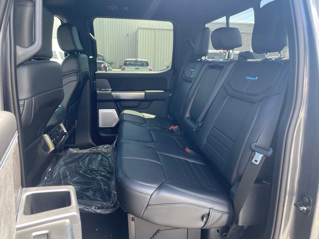 2025 Ford F-350 Super Duty Platinum - Photo 33