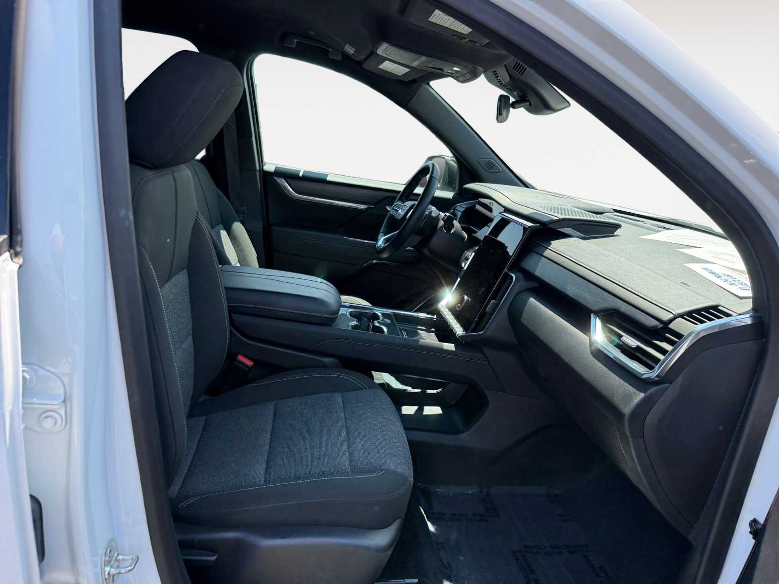 Used 2025 Summit White GMC Elevation image 19