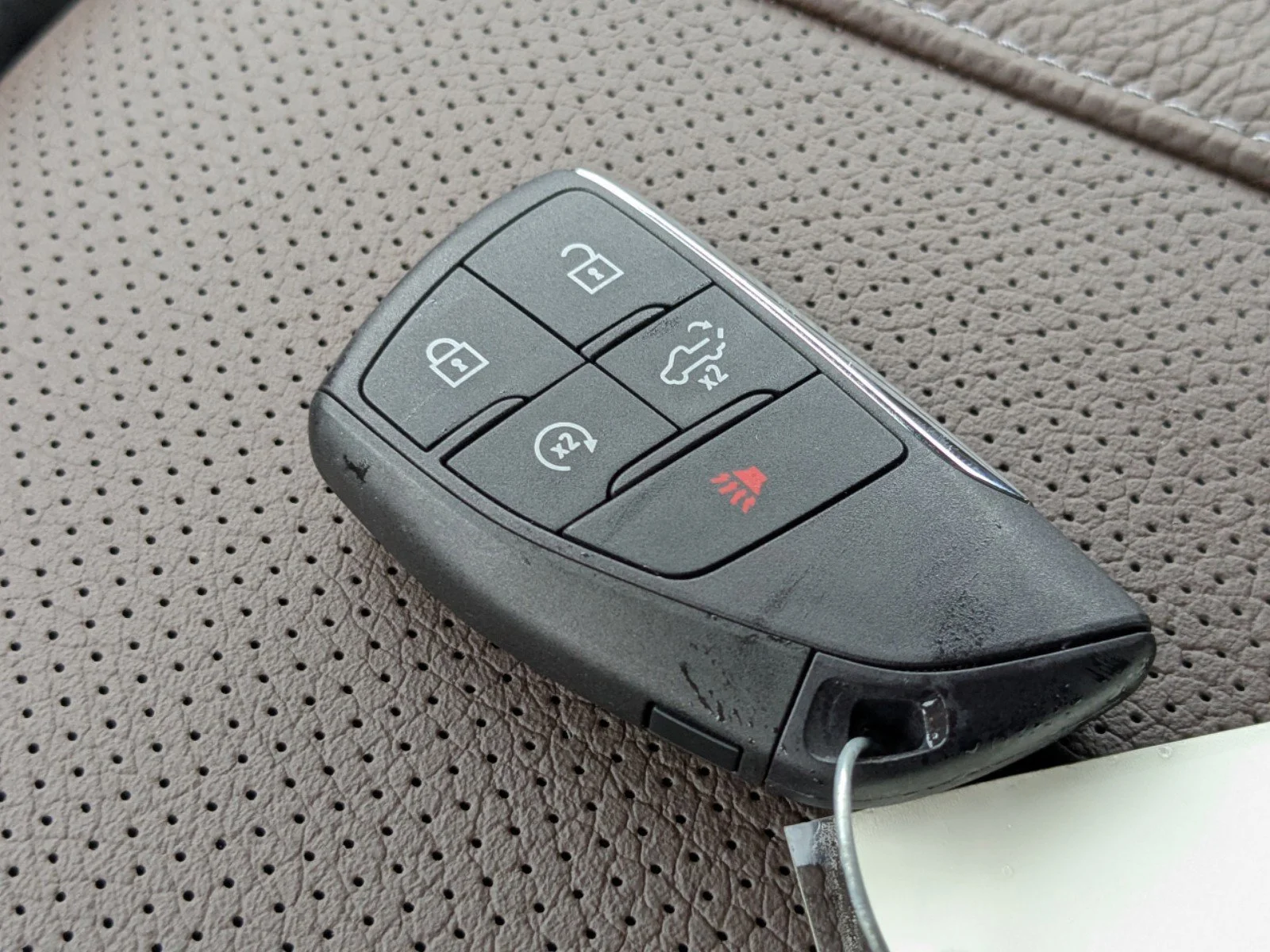 Used 2024 White Frost Tricoat GMC Denali image 24