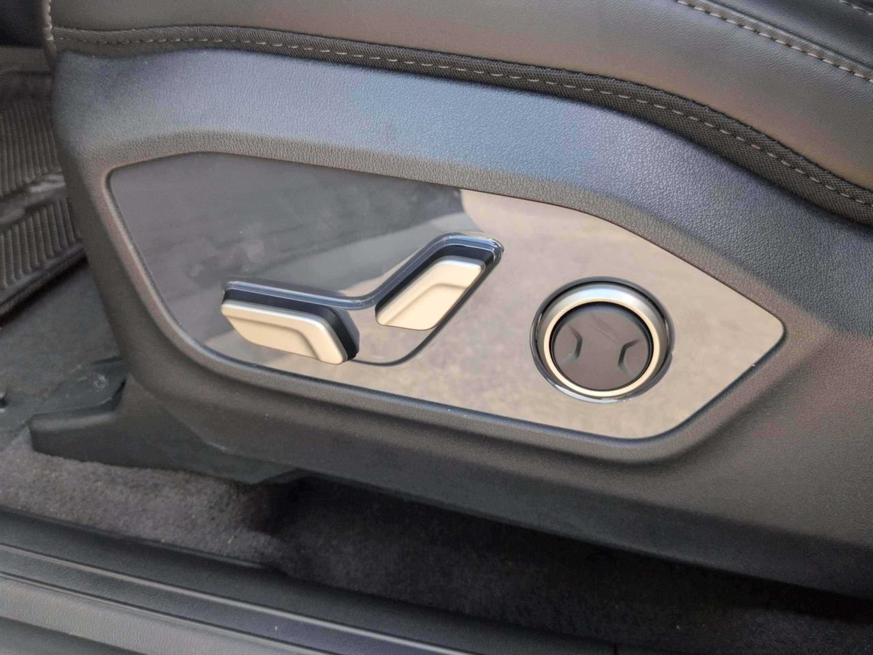 New 2027 Ebony Black Kia S image 19