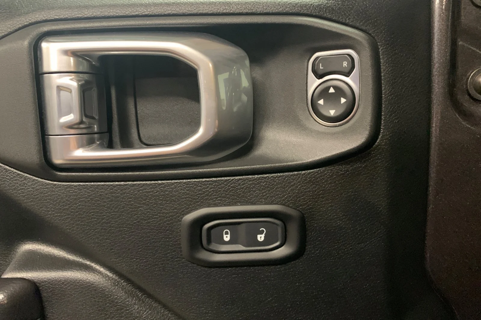 Used 2021 Crystal Metallic Jeep Unlimited Sport S image 12