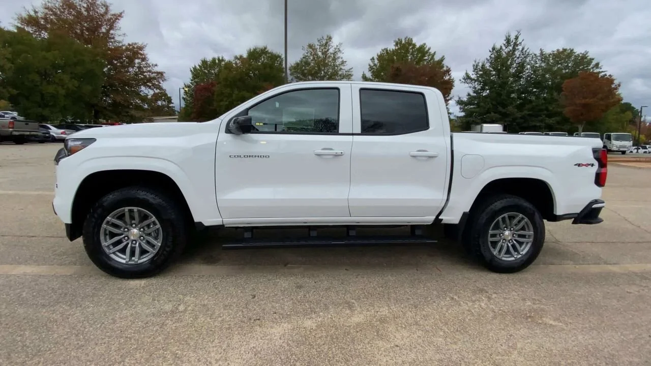 Used 2026 Summit White Chevrolet LT image 5
