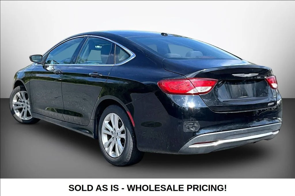 Used 2015  Chrysler Limited image 4