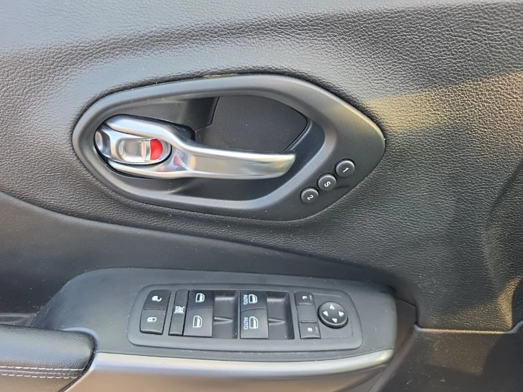 Used 2021 Silver Jeep Limited image 21