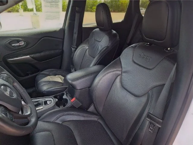 Used 2022 White Jeep Latitude Lux image 9