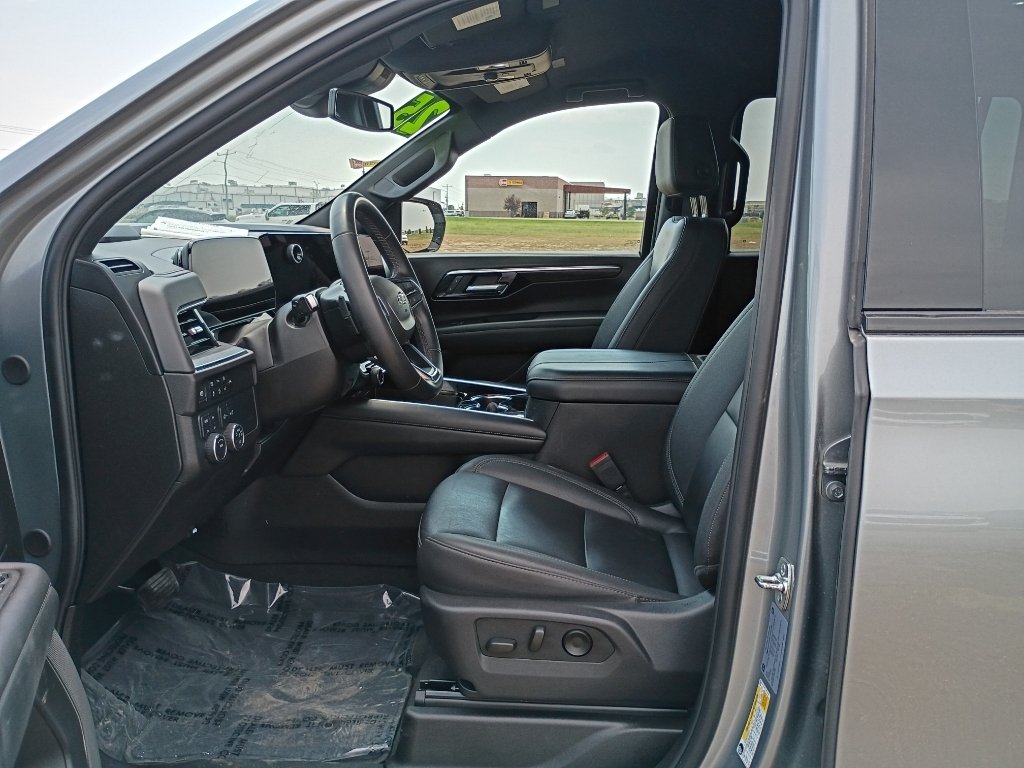 Used 2025 Gray Chevrolet Z71 image 25