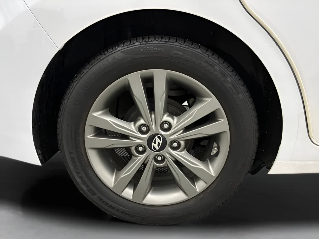 Used 2017 Quartz White Pearl Hyundai Value Edition image 40