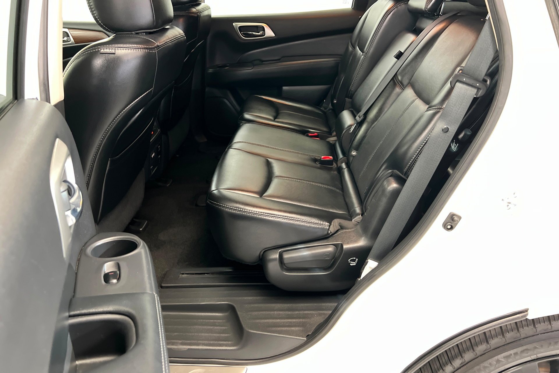 Used 2017 Pearl White Nissan Platinum image 23