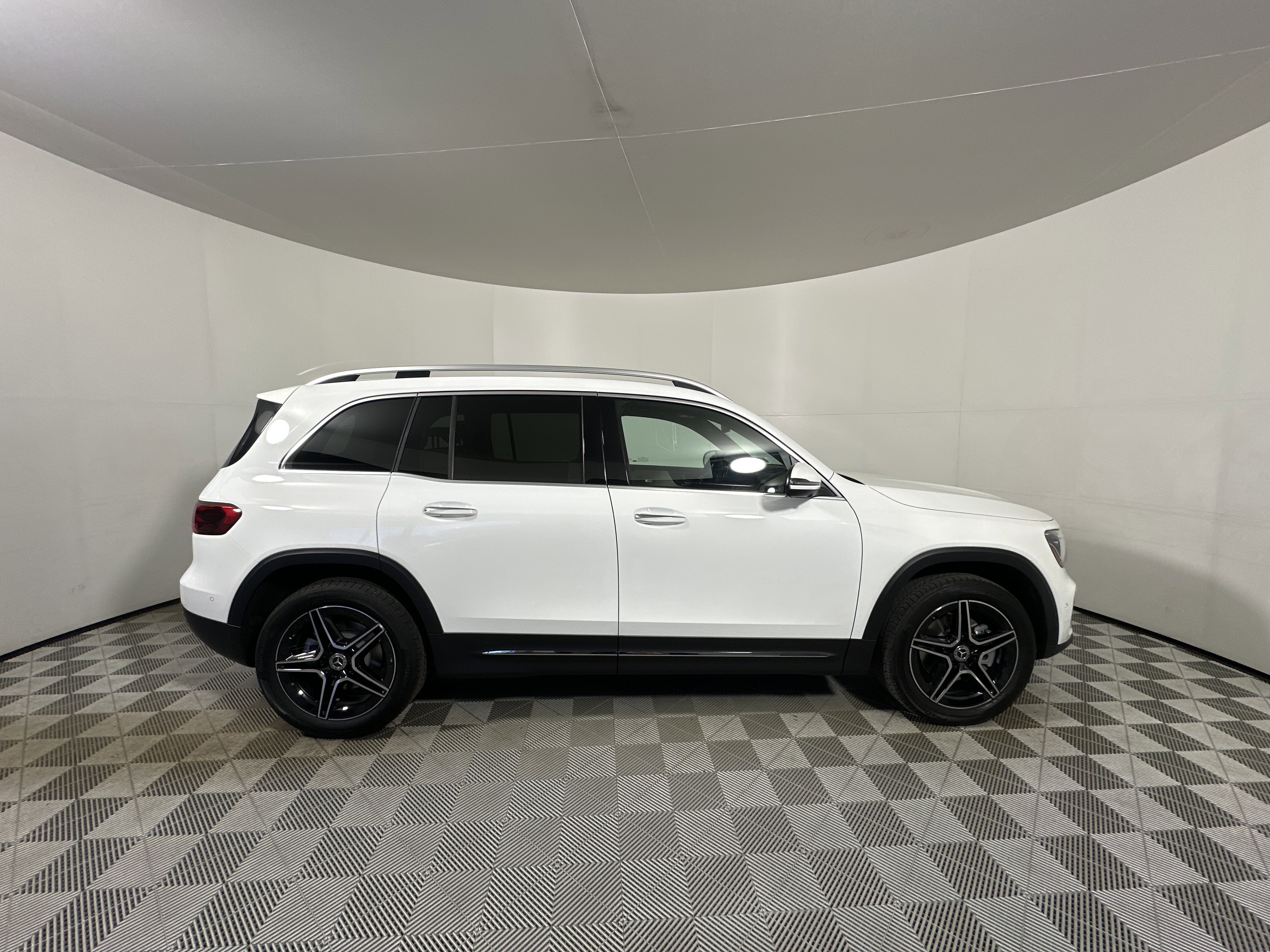 New 2026 Polar White Mercedes-Benz GLB 250 image 35
