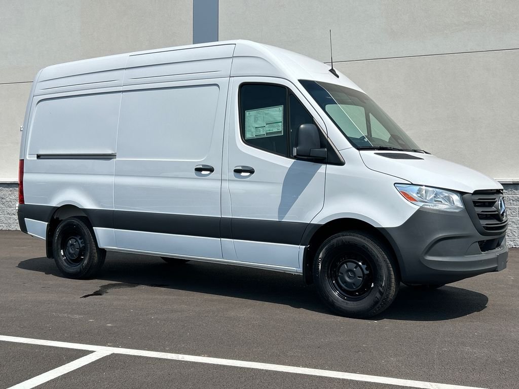 New 2026 Arctic+White Mercedes-Benz Cargo 144 WB image 2
