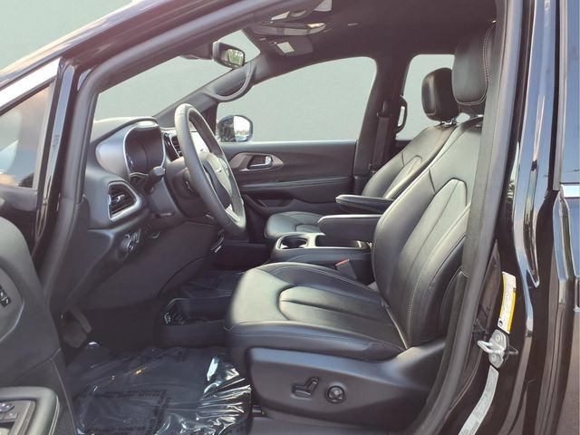 Used 2025  Chrysler Select image 15