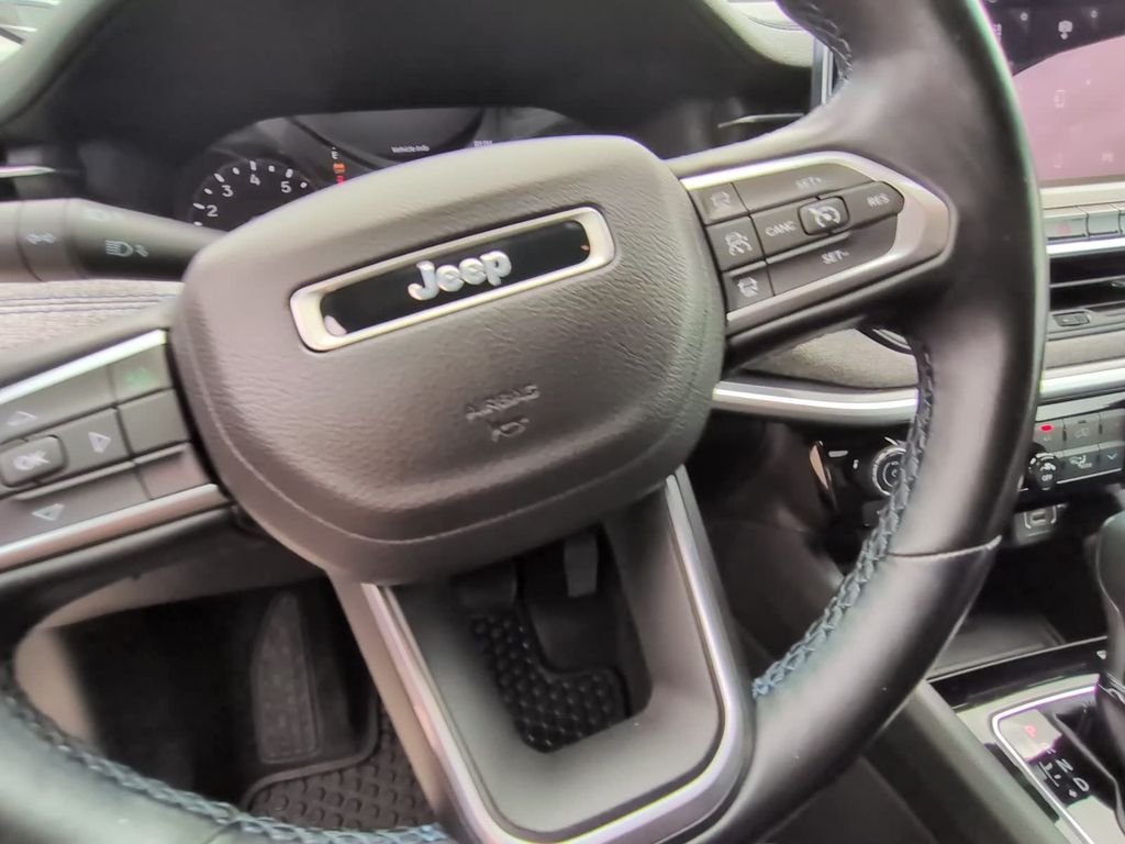 Used 2022 White Jeep Latitude image 24