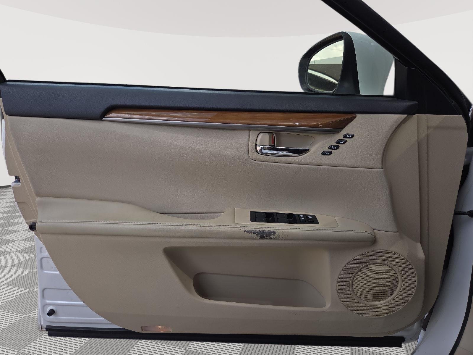Used 2013 Starfire Pearl Lexus Hybrid image 36