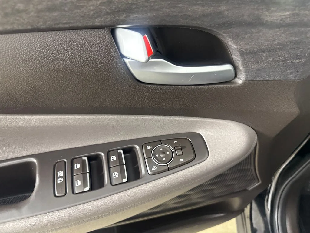 Used 2020 Black Hyundai SEL image 15