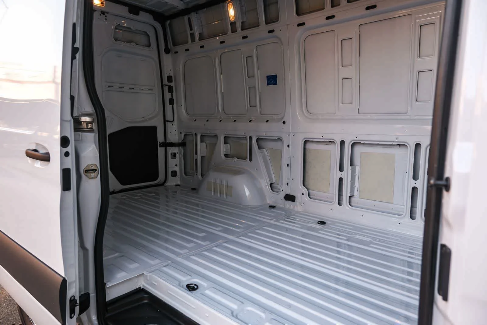 New 2026 Arctic White Mercedes-Benz Cargo 144WB High Roof RWD 2.0L I4 Diesel Turbo HO image 24