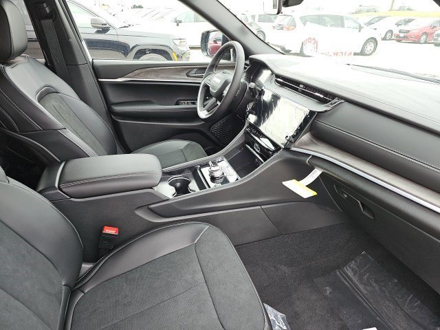 New 2026 Diamond Black Crystal Pearlcoat Jeep Laredo Altitude image 10