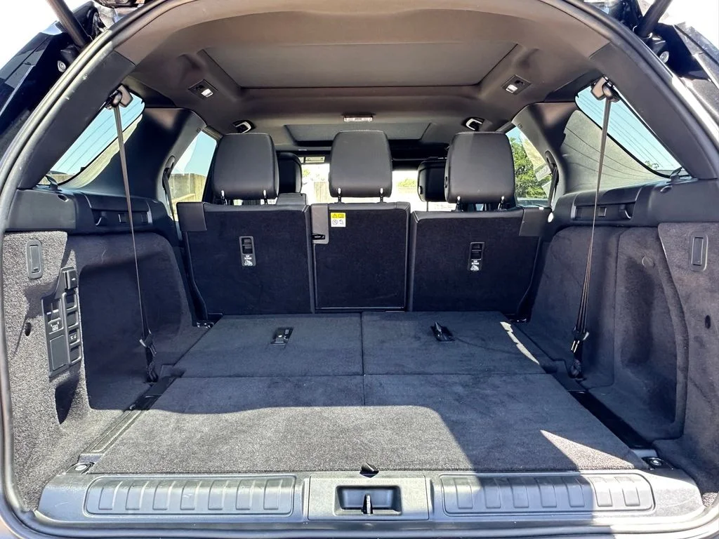 Used 2025  Land Rover Dynamic SE image 33