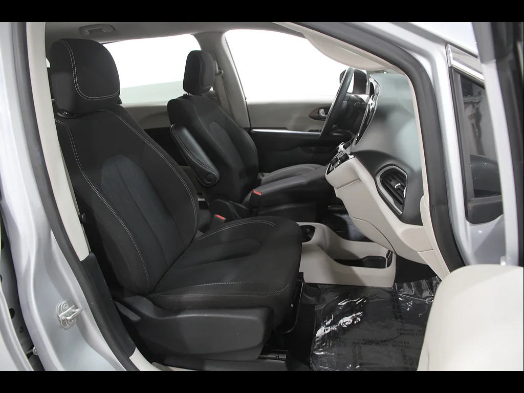 Used 2023 Silver Mist Clear Coat Chrysler LX image 17