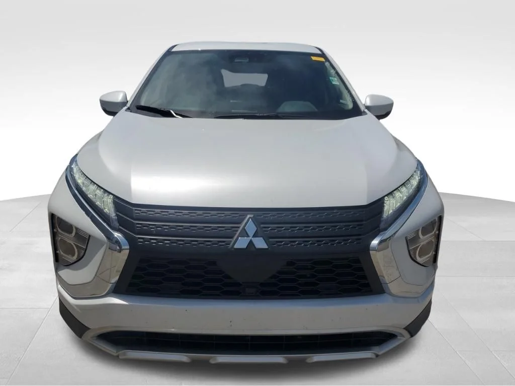 Used 2025 White Mitsubishi SE image 11